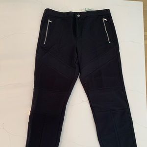 Gap stretch pant with zippers on the ankle
